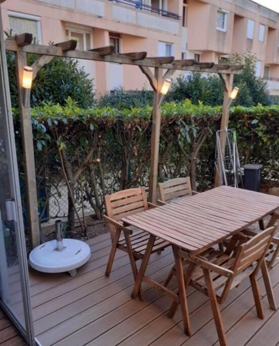 F2 Avec Terrasse, Parking Gratuit Guyancourt